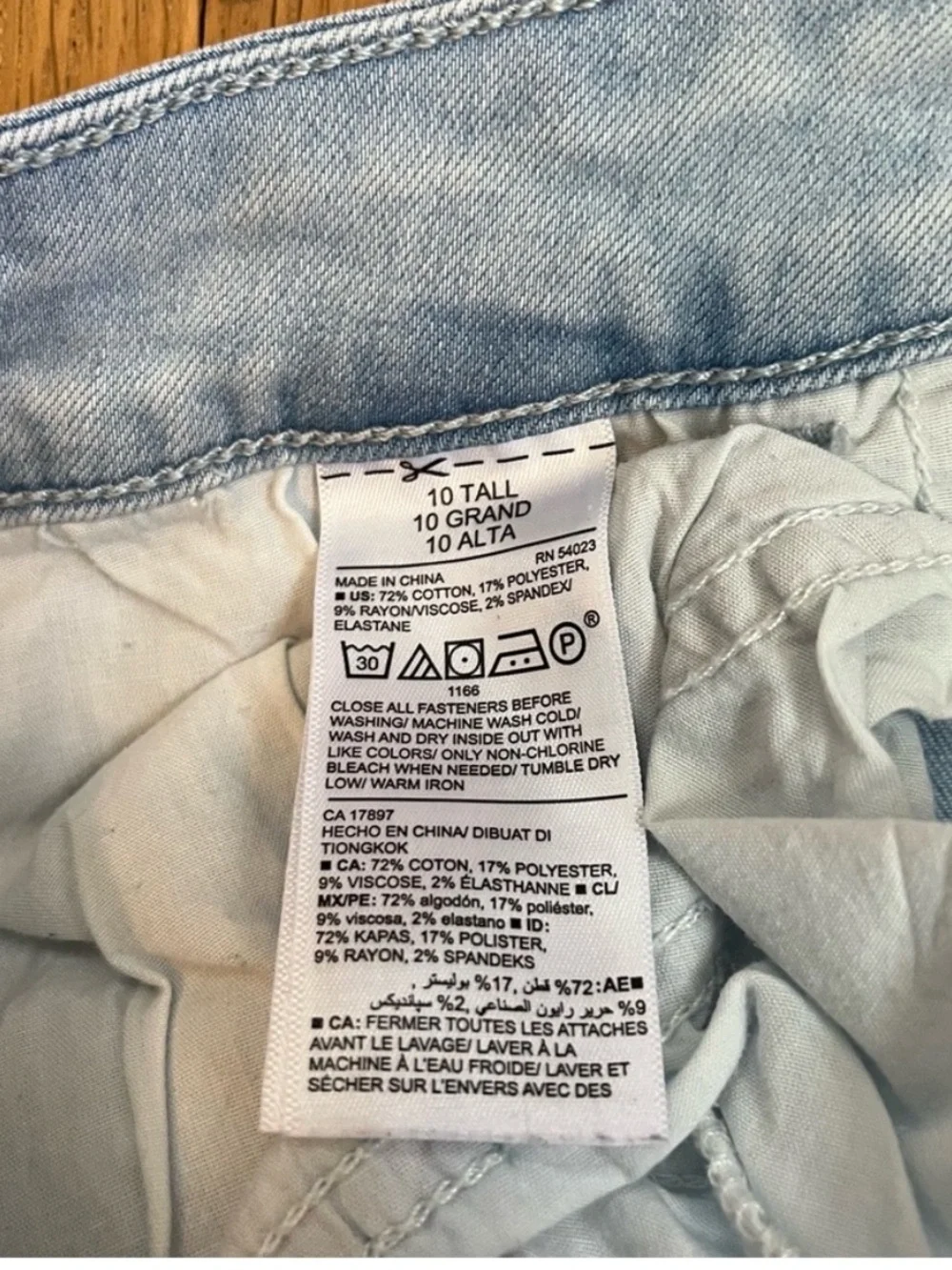 Old Navy Women’s 10 Tall Light Wash Skinny Classic Pale Blue Raw Hem Denim Jeans